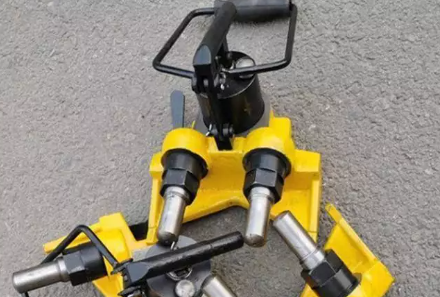 GJT-98型轨距调整器使用注意事项