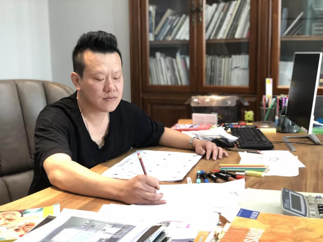 从画笔到梦想，他的眼中绽满了童话